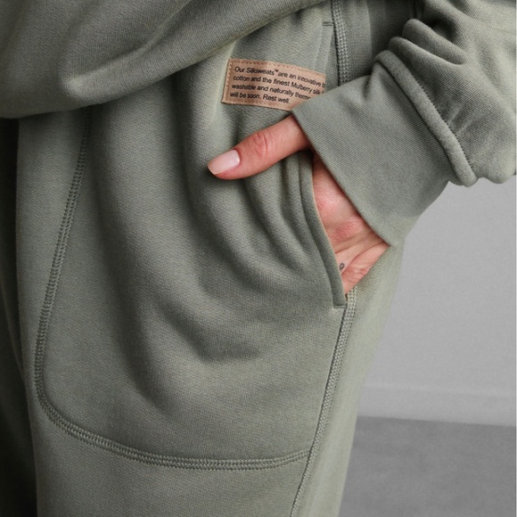 LUNYA NWOT Silksweats™ Reversible Jogger in Shaded Olive Size M - Picture 6 of 8